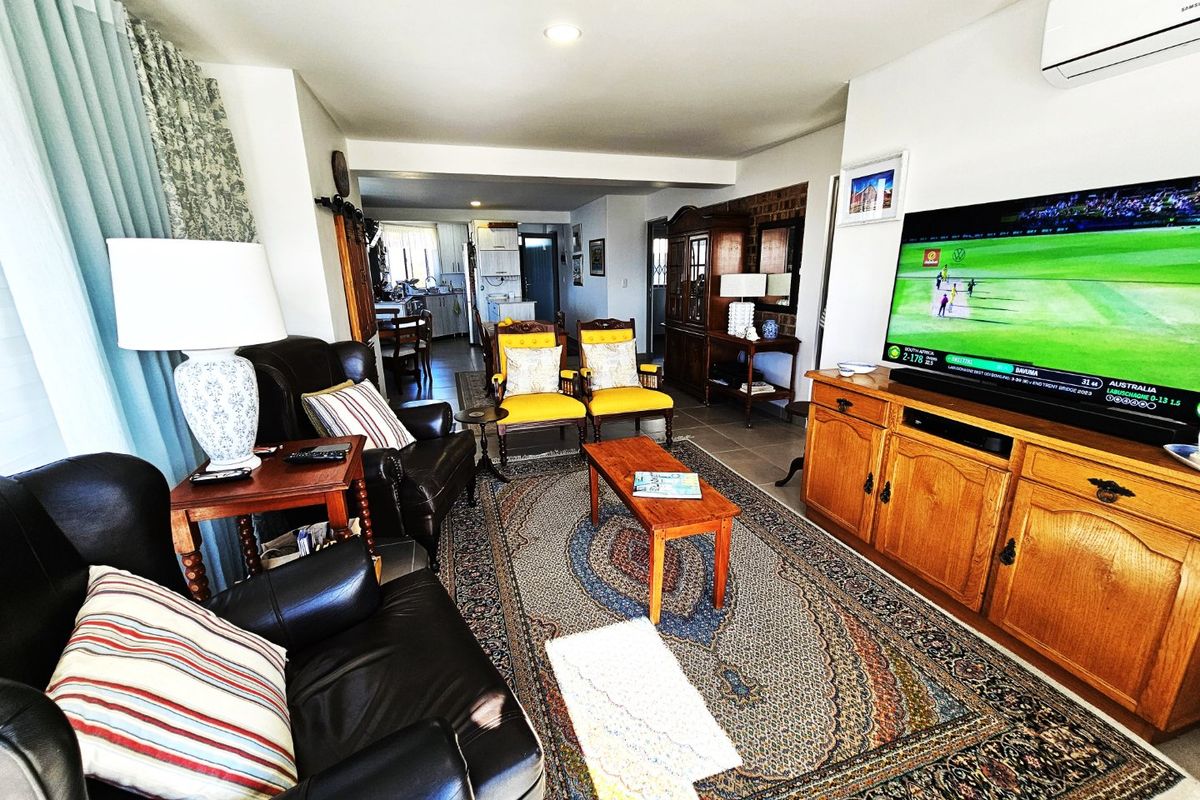 Sophisticated Coastal Living with Mountain & Bay Views - R2 754 000 - Photo 4
