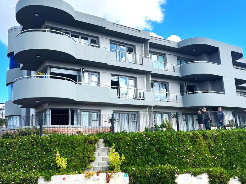 Sophisticated Coastal Living with Mountain & Bay Views - R2 754 000 - Photo 2