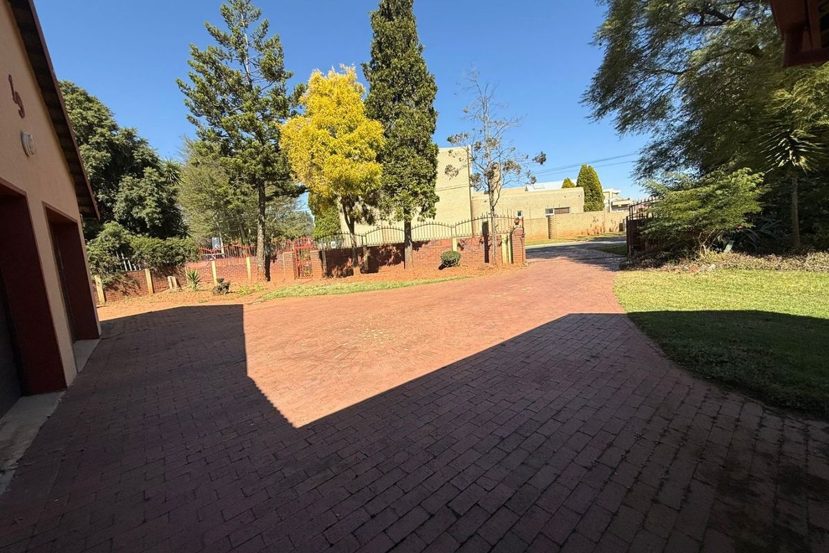 Spacious Constantia Kloof Family Home with Endless Potential - Photo 5