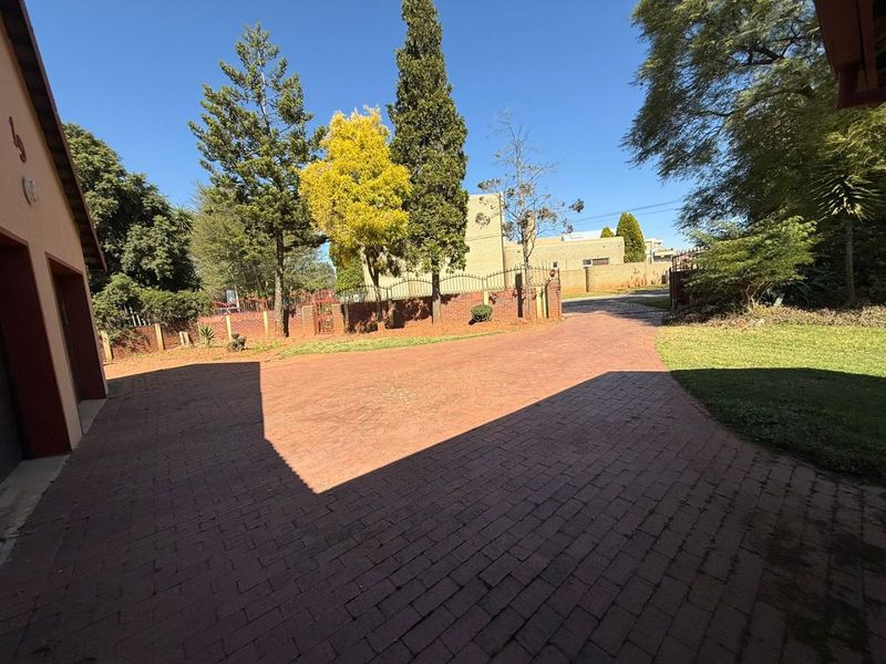 Spacious Constantia Kloof Family Home with Endless Potential - Photo 5