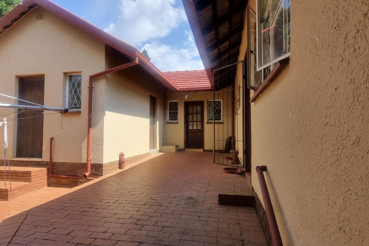 Spacious Constantia Kloof Family Home with Endless Potential - Photo 4
