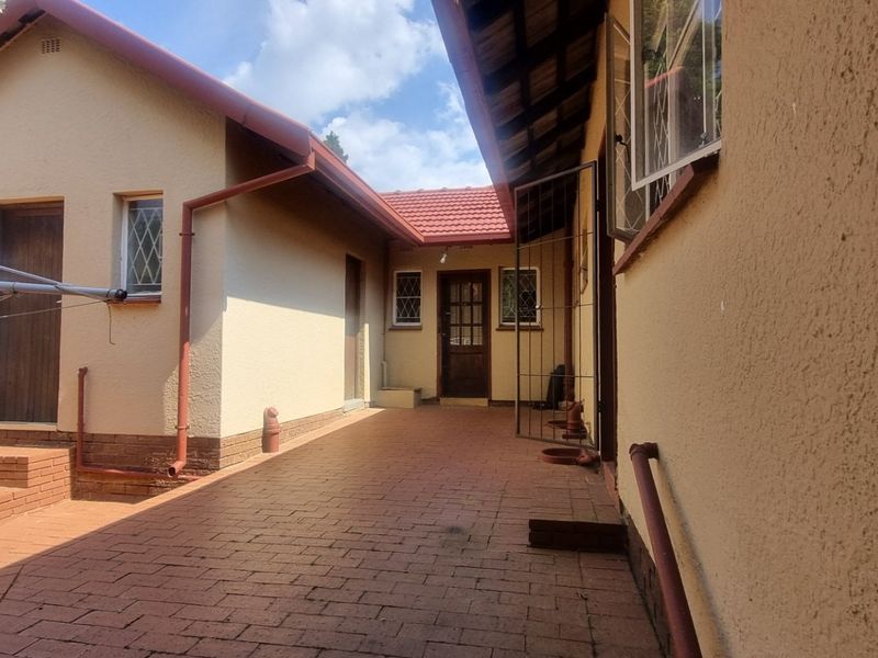 Spacious Constantia Kloof Family Home with Endless Potential - Photo 4