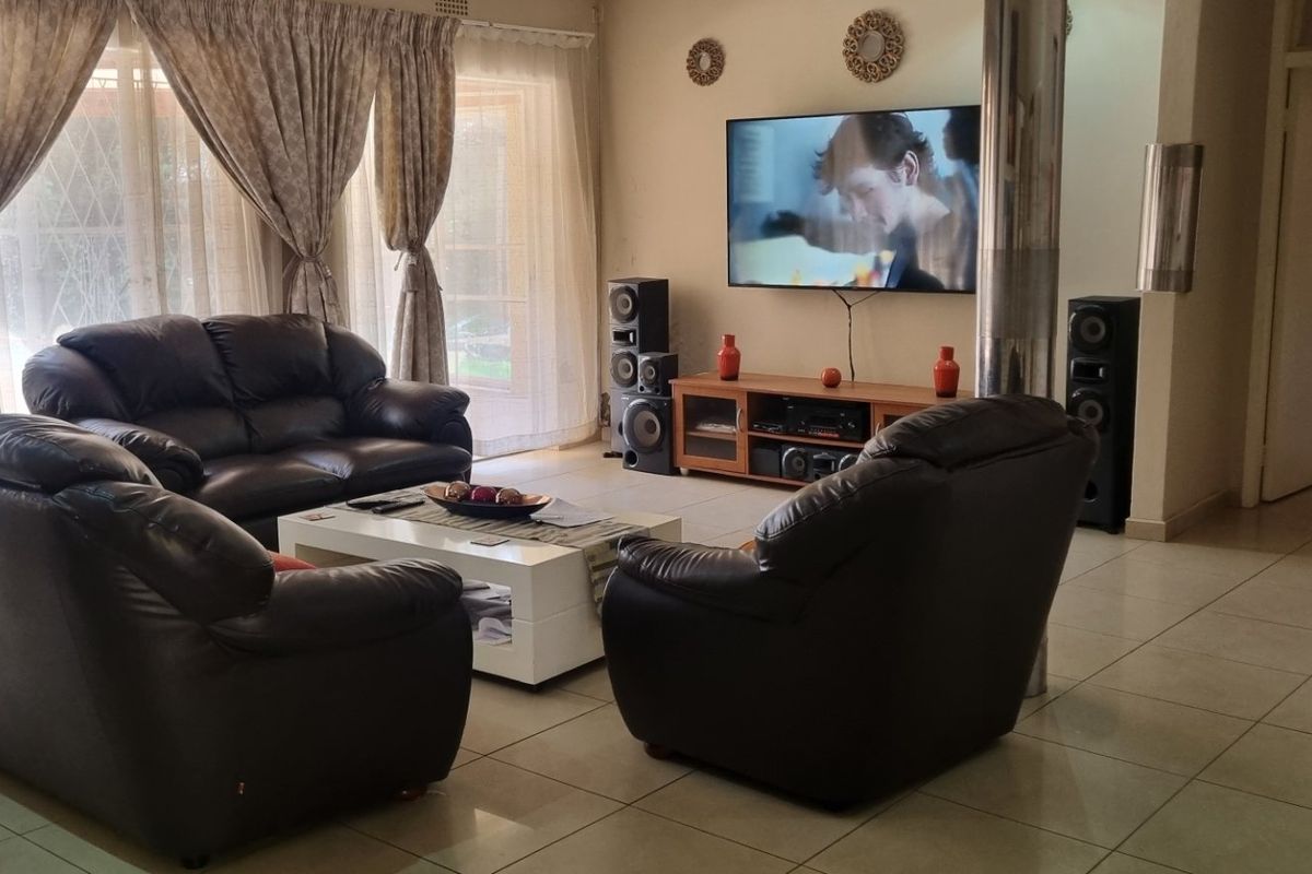Spacious Constantia Kloof Family Home with Endless Potential - Photo 2