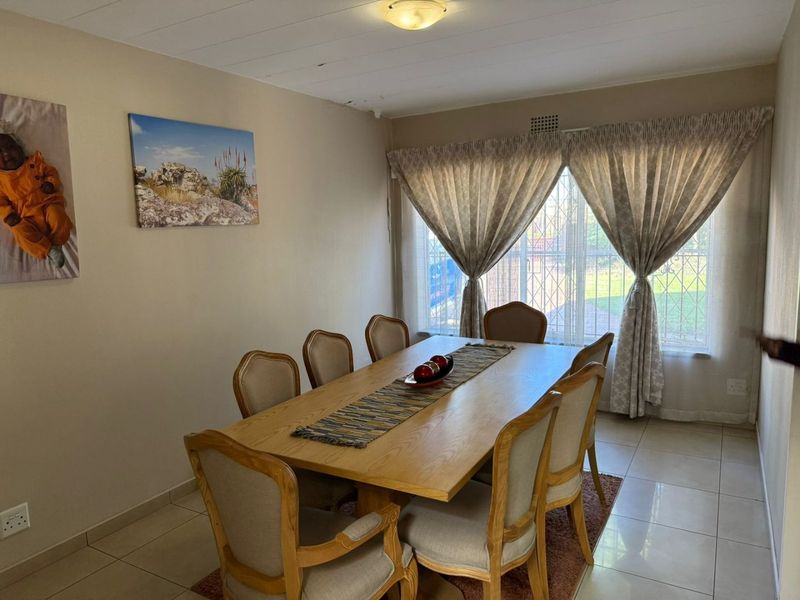 Spacious Constantia Kloof Family Home with Endless Potential - Photo 9