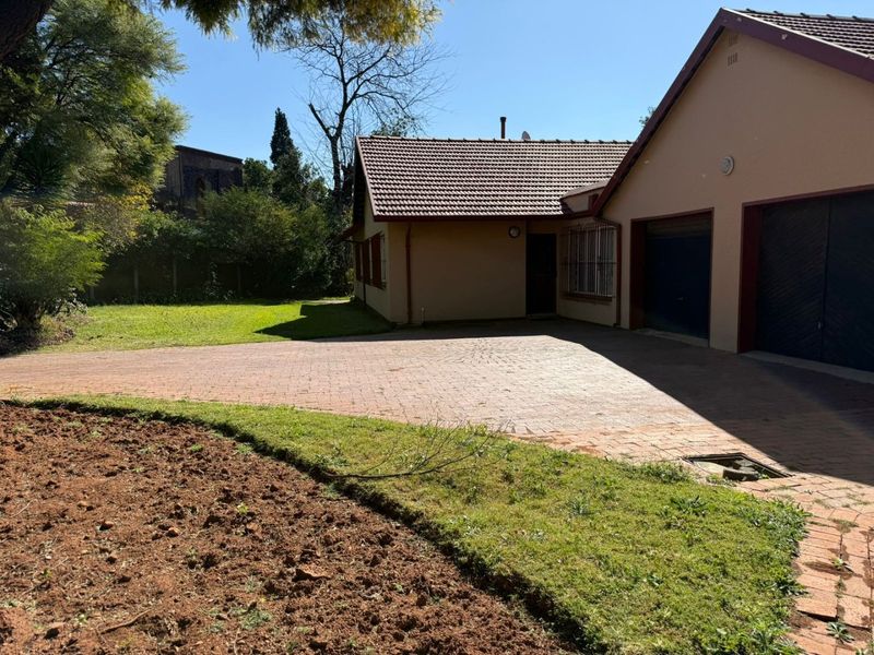 Spacious Constantia Kloof Family Home with Endless Potential - Photo 8