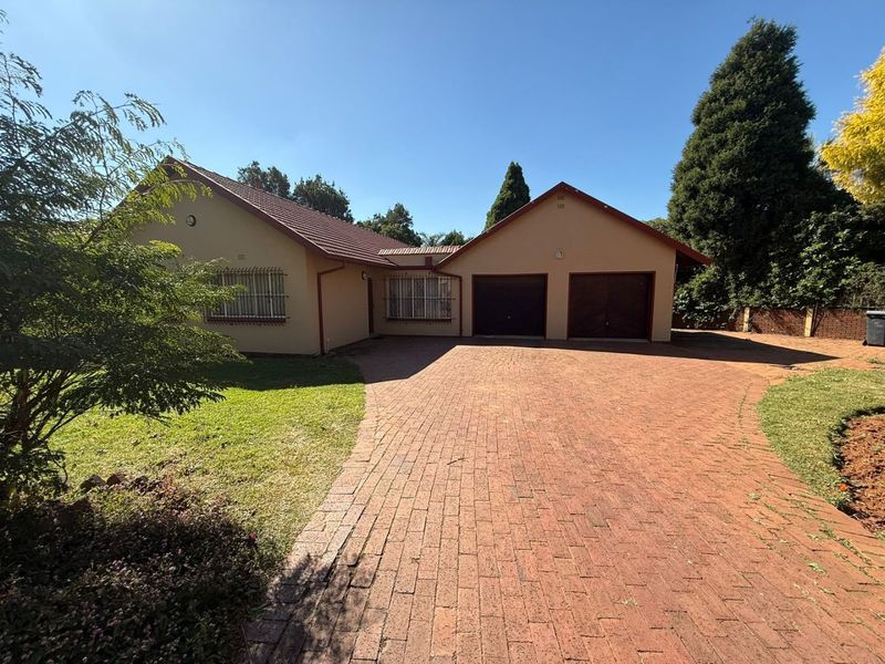 Spacious Constantia Kloof Family Home with Endless Potential - Photo 7