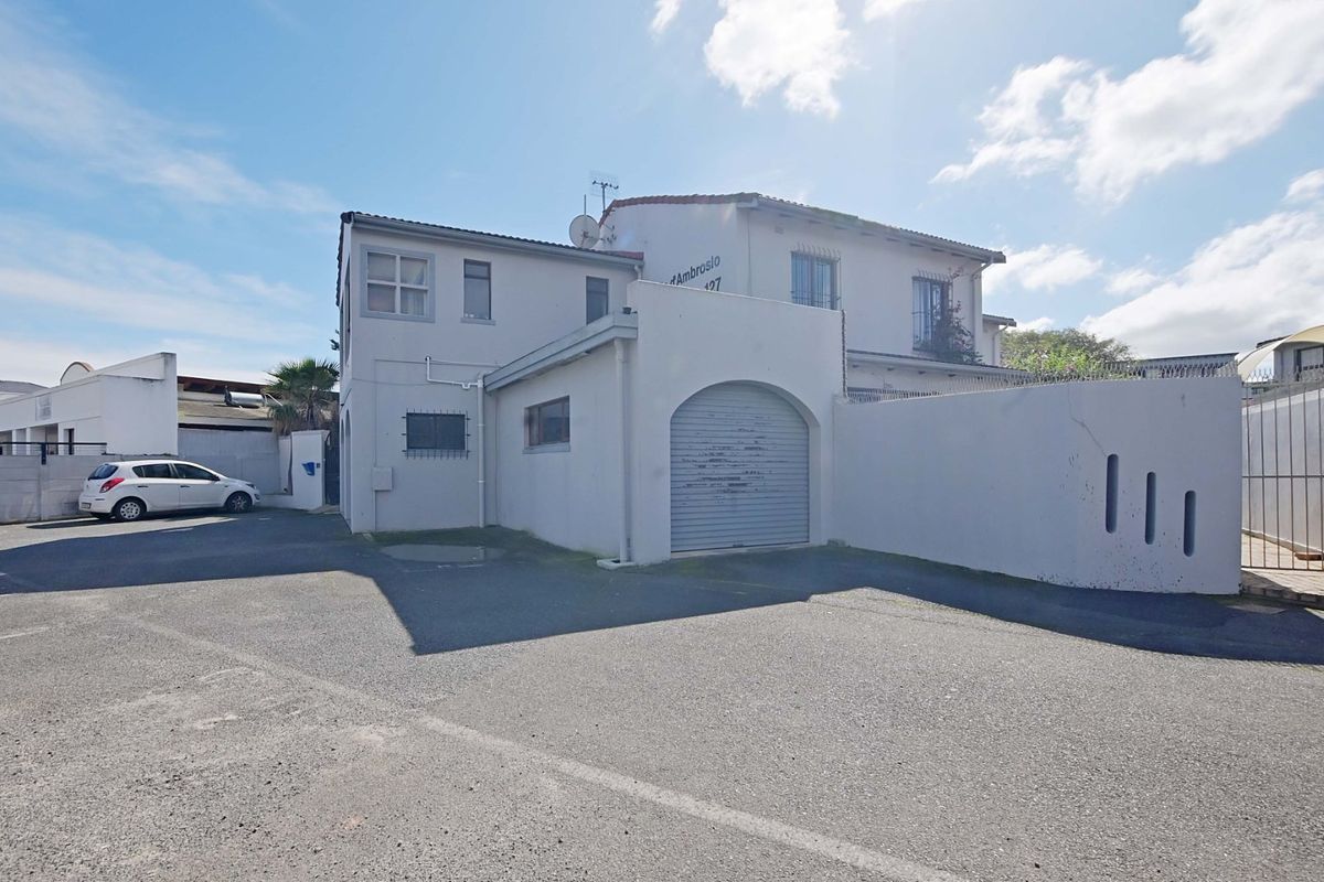 Centrally situated! Spacious 3-Bedroom Duplex For Sale   - Photo 3