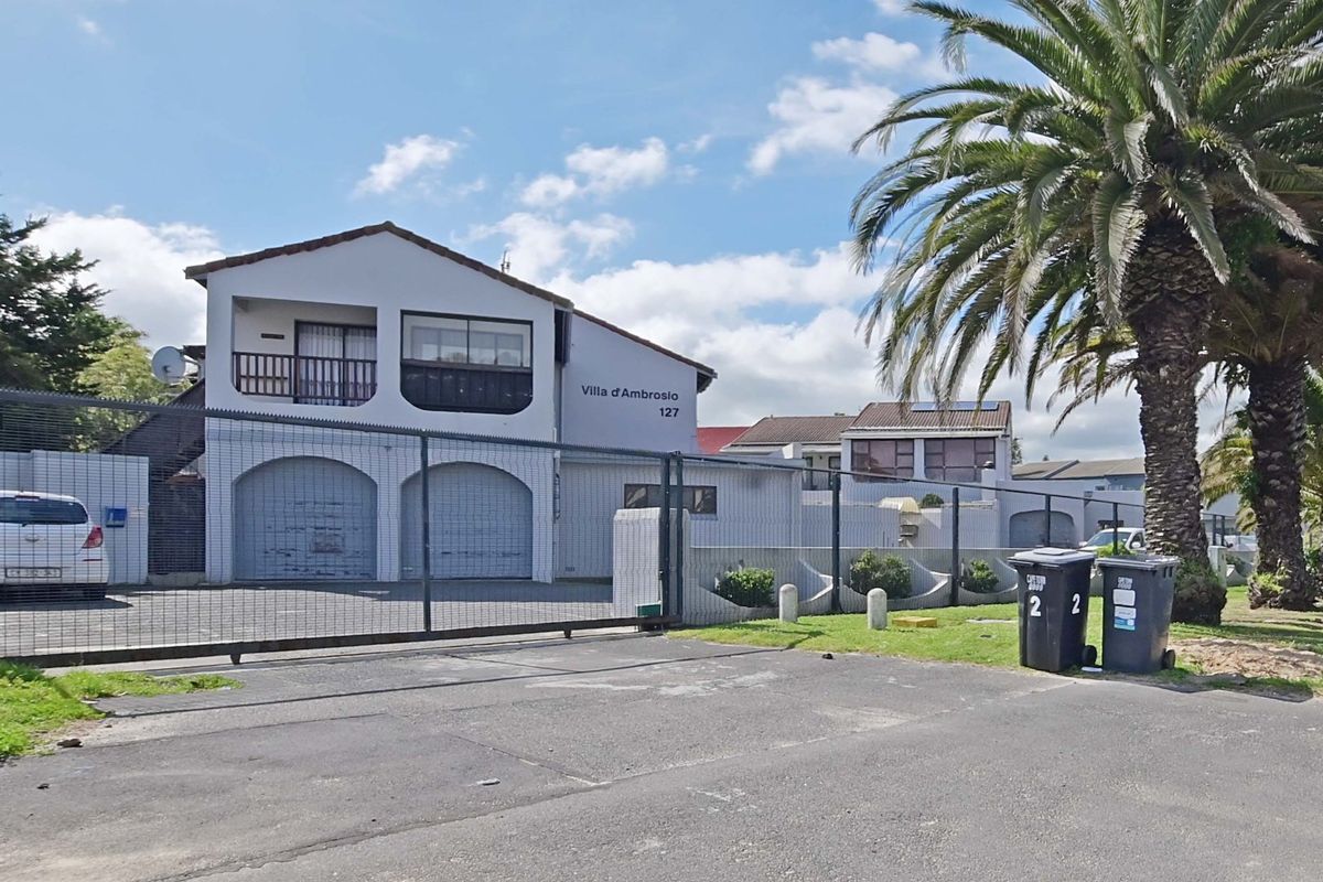 Centrally situated! Spacious 3-Bedroom Duplex For Sale   - Photo 2