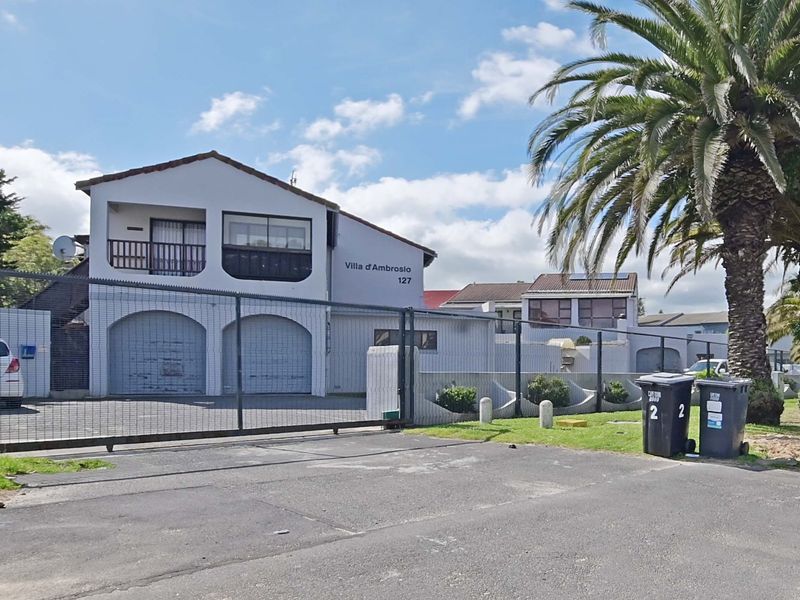 Centrally situated! Spacious 3-Bedroom Duplex For Sale   - Photo 2