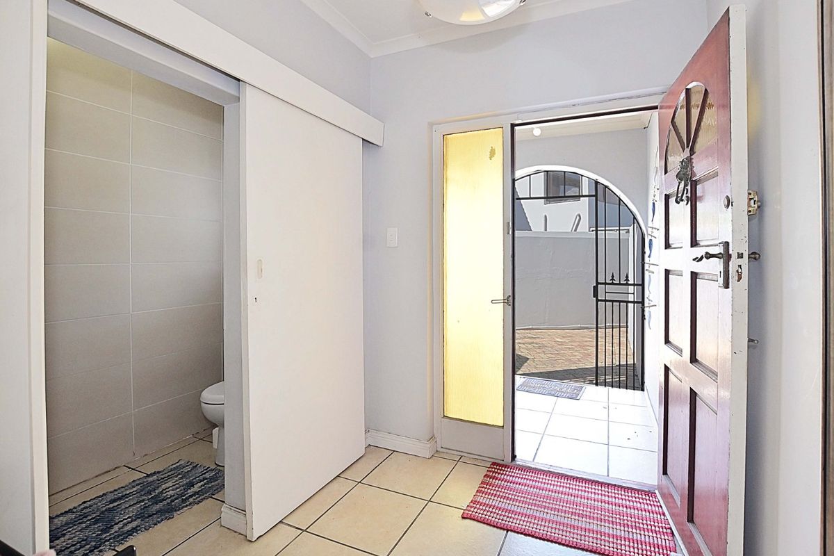 Centrally situated! Spacious 3-Bedroom Duplex For Sale   - Photo 4