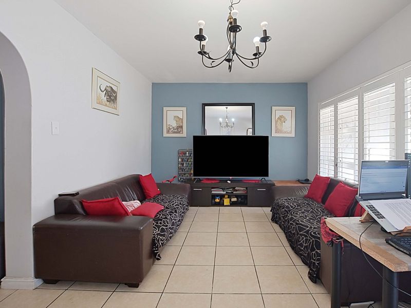 Centrally situated! Spacious 3-Bedroom Duplex For Sale   - Photo 10