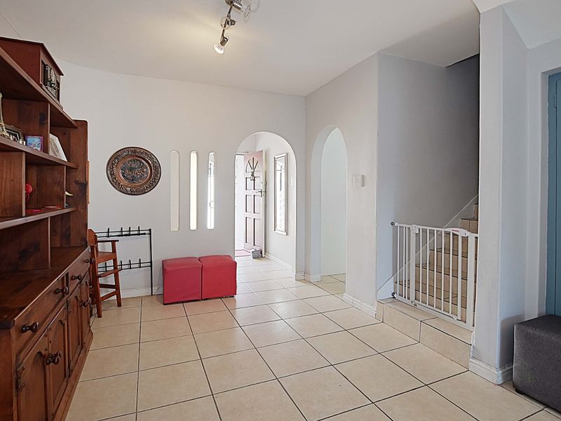 Centrally situated! Spacious 3-Bedroom Duplex For Sale   - Photo 7