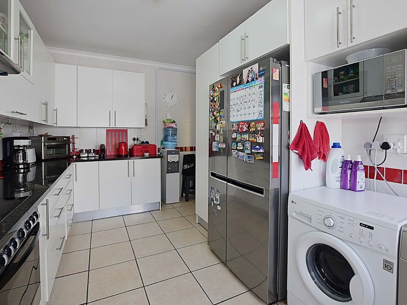 Centrally situated! Spacious 3-Bedroom Duplex For Sale   - Photo 6