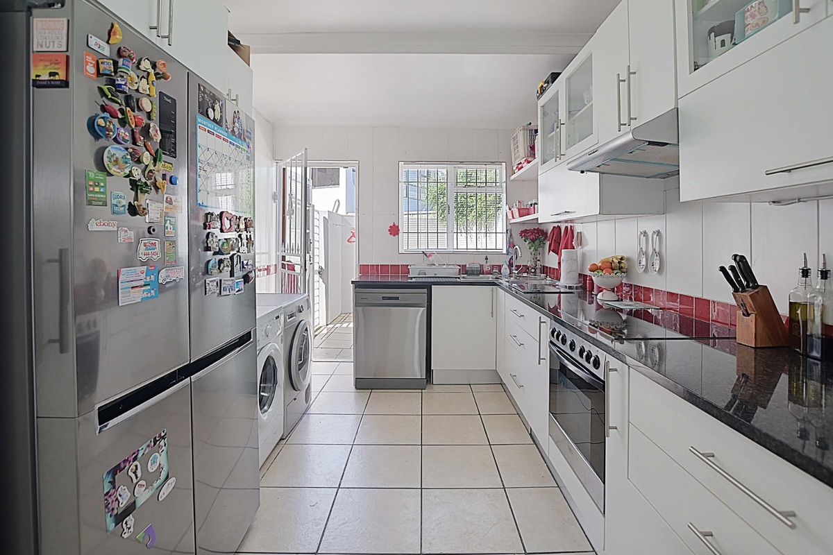 Centrally situated! Spacious 3-Bedroom Duplex For Sale   - Photo 5