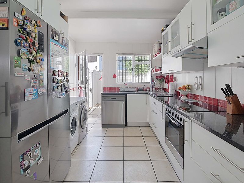 Centrally situated! Spacious 3-Bedroom Duplex For Sale   - Photo 5