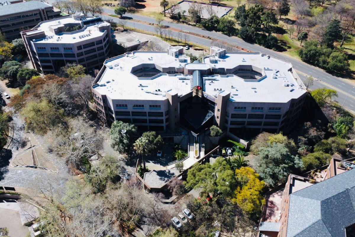ENTIRE PREMIER OFFICE PARK FOR SALE: Parktown, Johannesburg - Photo 3
