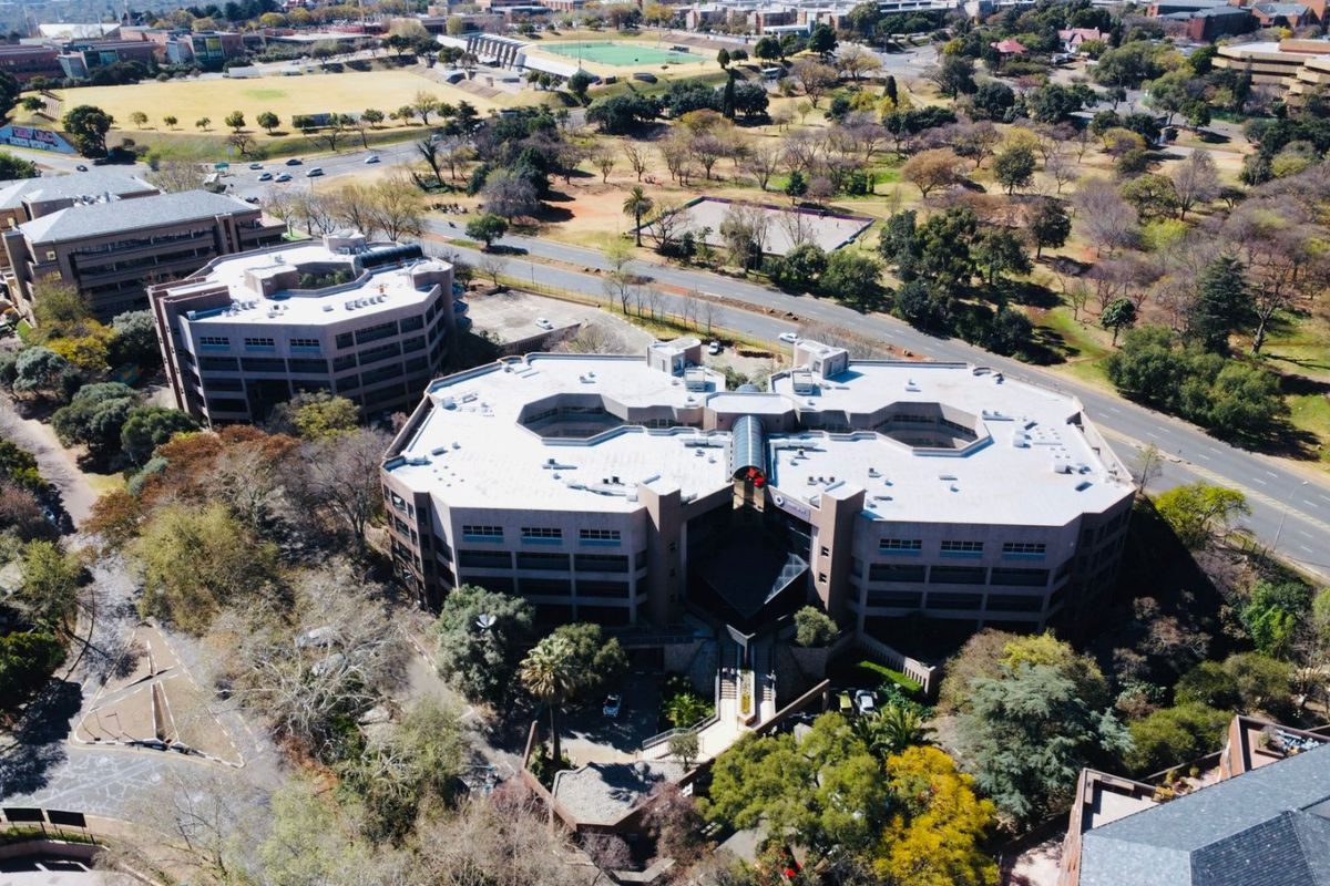ENTIRE PREMIER OFFICE PARK FOR SALE: Parktown, Johannesburg - Photo 2