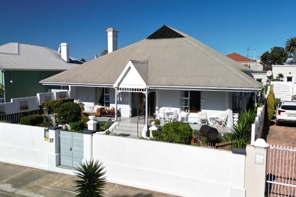 Large modernized grand old lady with full flat - Photo 3