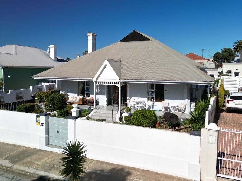 Large modernized grand old lady with full flat - Photo 3