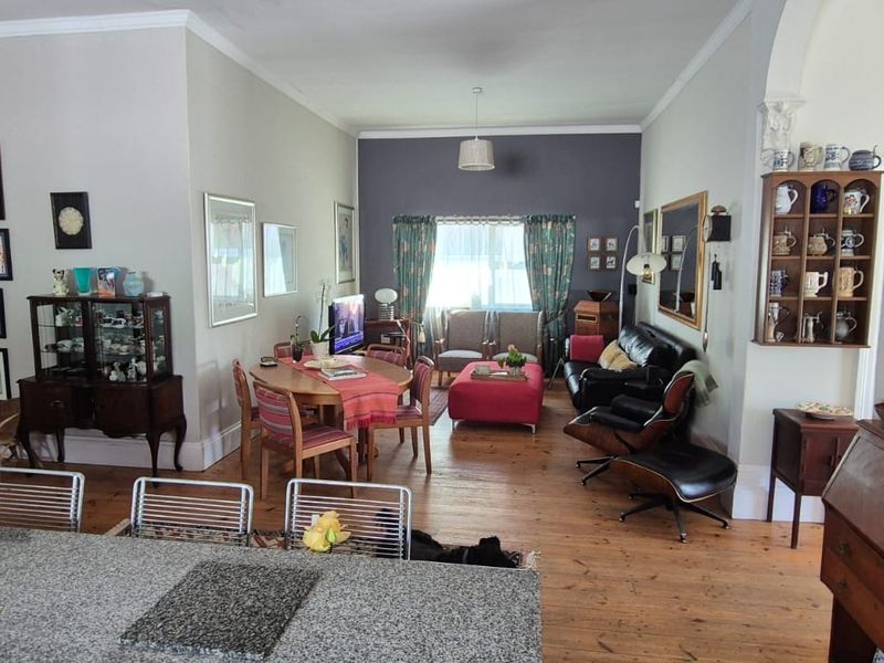 Large modernized grand old lady with full flat - Photo 10