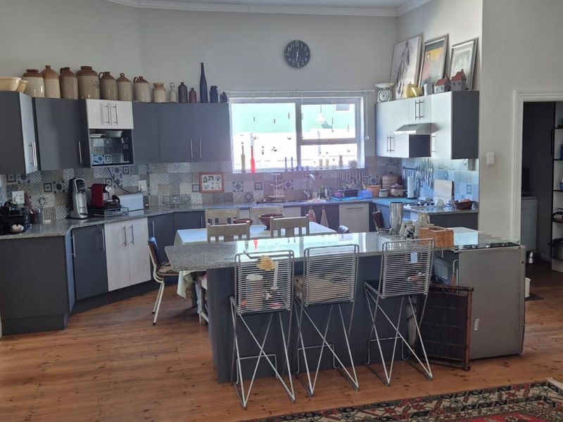 Large modernized grand old lady with full flat - Photo 9