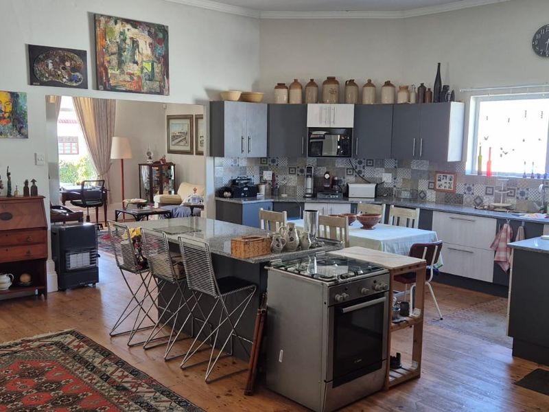 Large modernized grand old lady with full flat - Photo 8