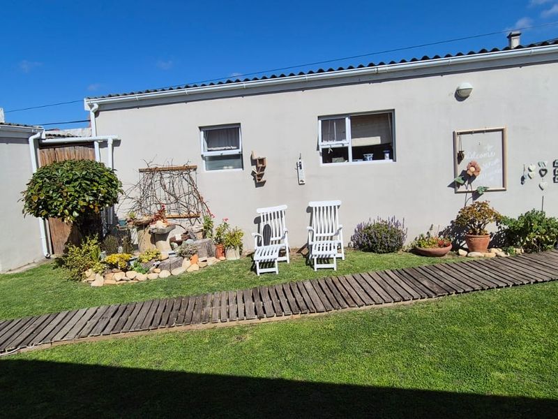 Large modernized grand old lady with full flat - Photo 7