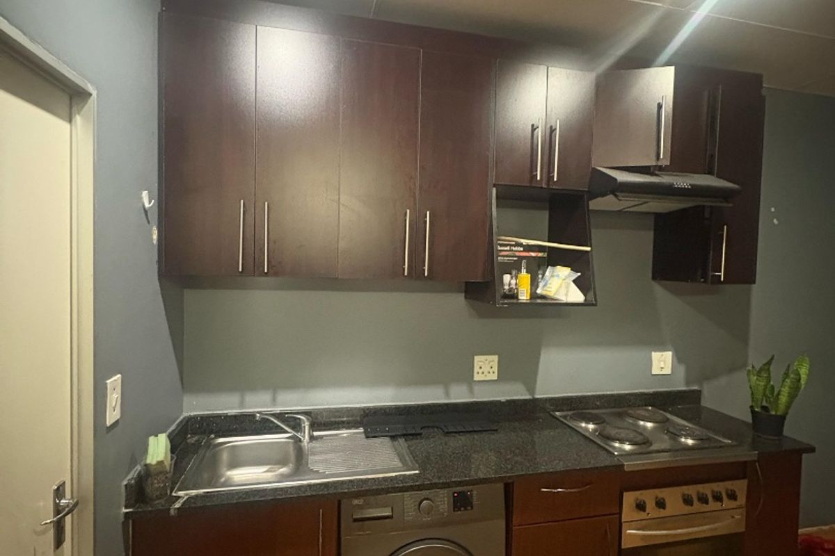 Cozy Bachelor Apartment for Sale in The Colosseum - Photo 2