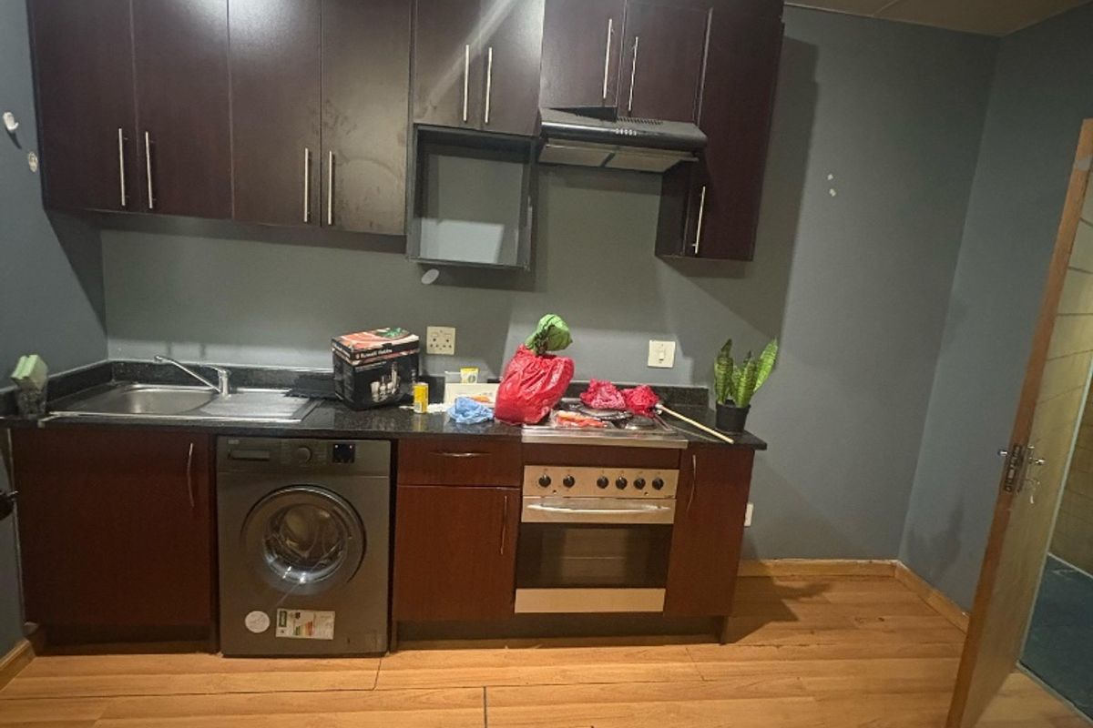 Cozy Bachelor Apartment for Sale in The Colosseum - Photo 3