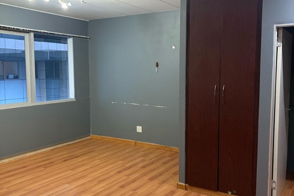 Cozy Bachelor Apartment for Sale in The Colosseum - Photo 5