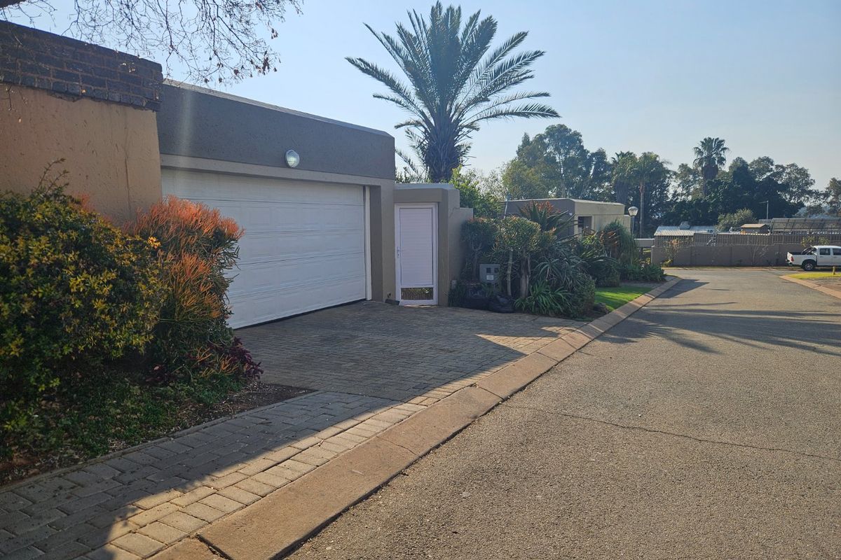 Spacious 3-Bedroom Family Home with Modern Extras!!! Freestanding in Complex!!! - Photo 2