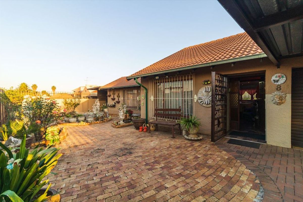 Charming Family Home with Ample Space and Modern Comforts - Photo 3