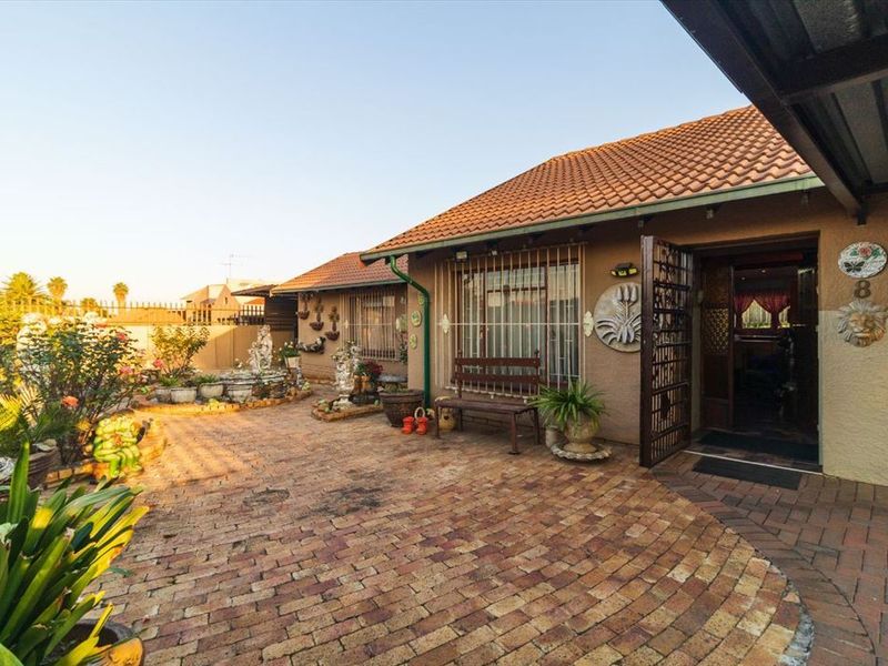 Charming Family Home with Ample Space and Modern Comforts - Photo 3