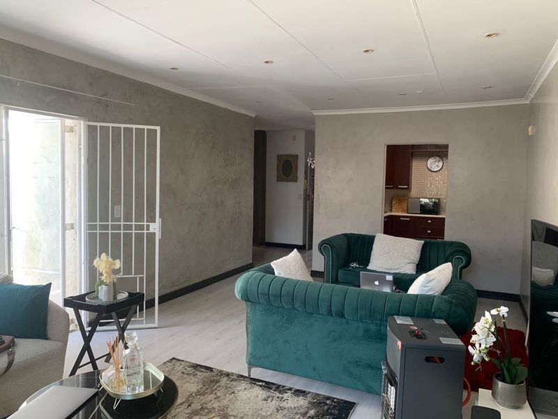 Stunning 3  bedrooms Simplex in Sandton - Photo 5
