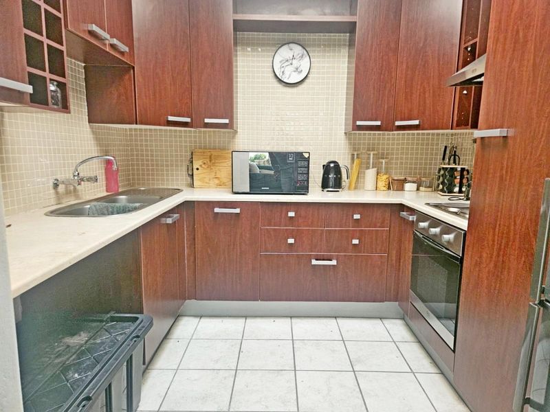 Stunning 3  bedrooms Simplex in Sandton - Photo 3