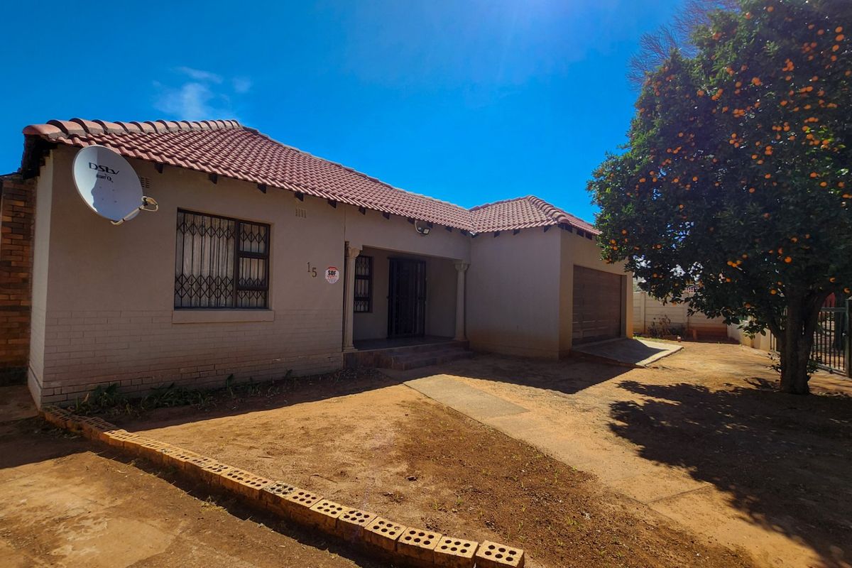 Spacious 3-Bedroom with 3 Garages in Stilfontein. - Photo 2