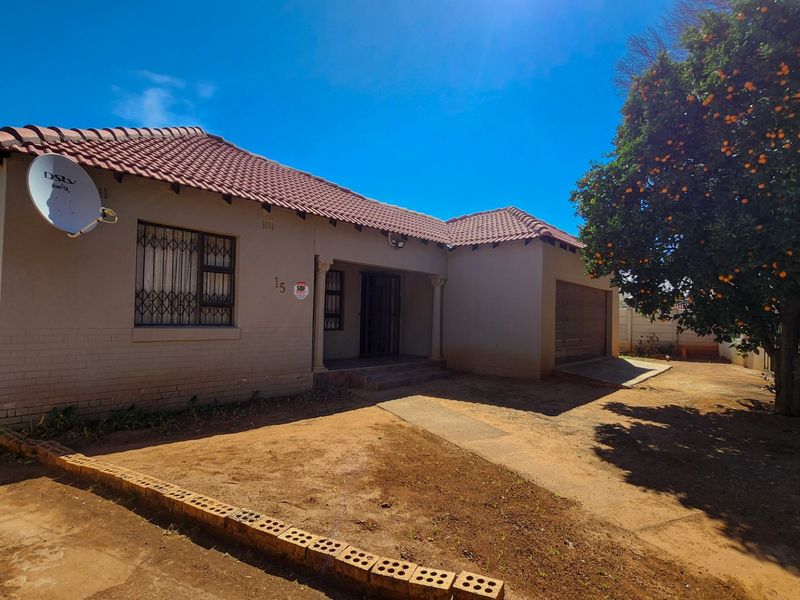 Spacious 3-Bedroom with 3 Garages in Stilfontein. - Photo 2
