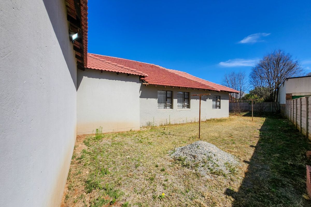 Spacious 3-Bedroom with 3 Garages in Stilfontein. - Photo 5