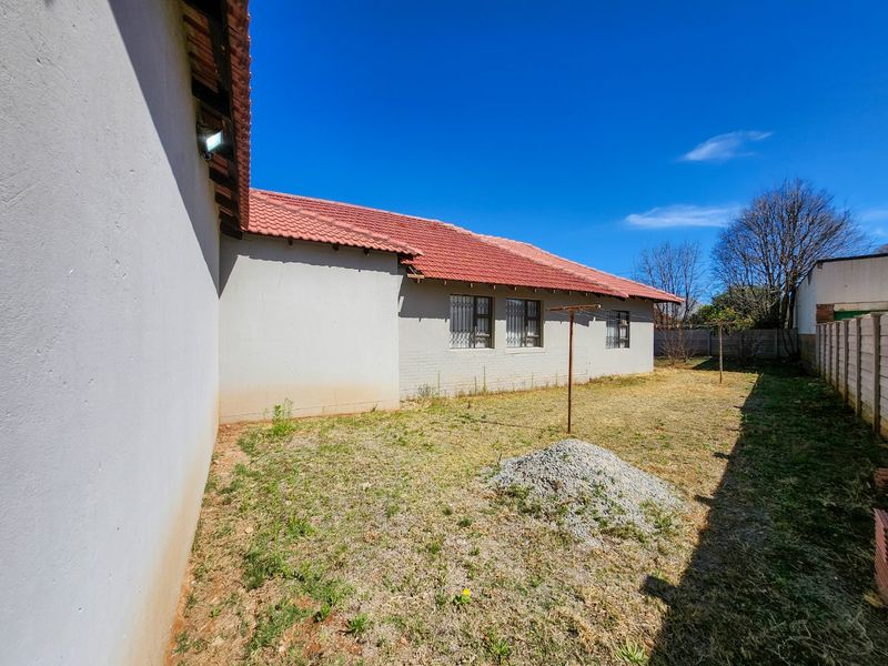 Spacious 3-Bedroom with 3 Garages in Stilfontein. - Photo 5