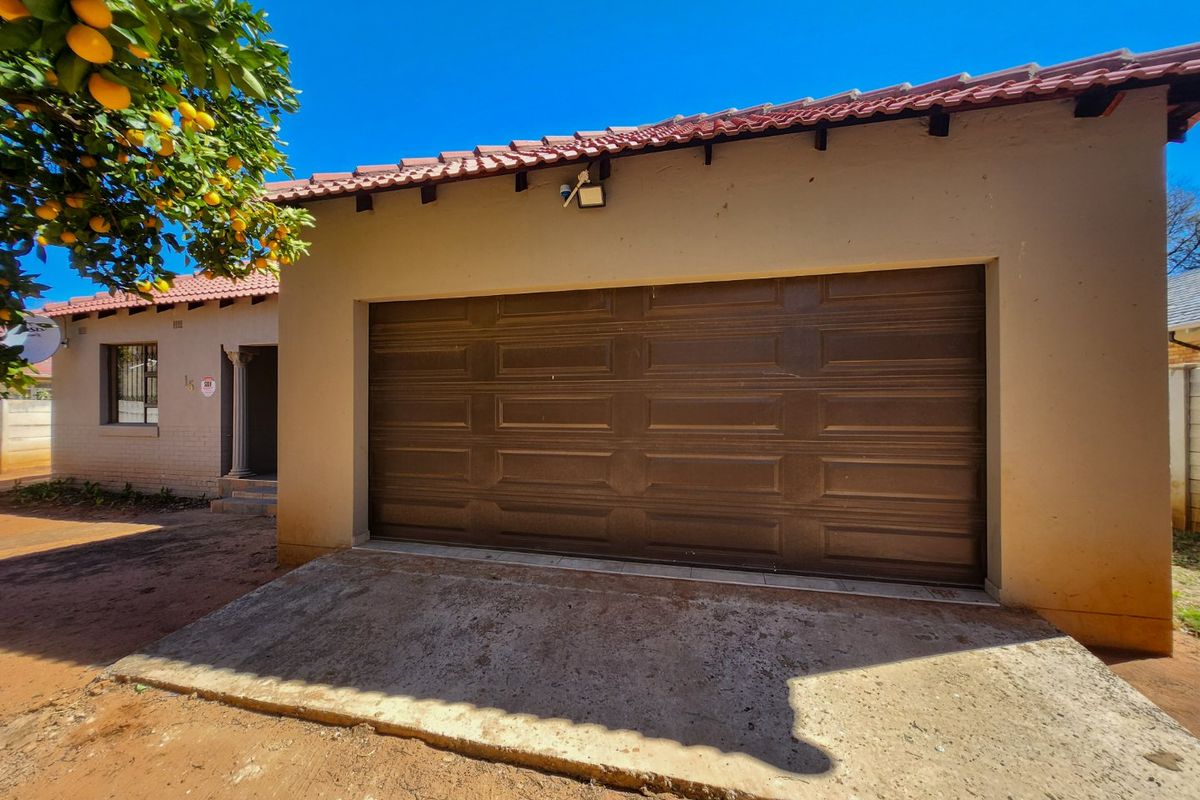 Spacious 3-Bedroom with 3 Garages in Stilfontein. - Photo 4