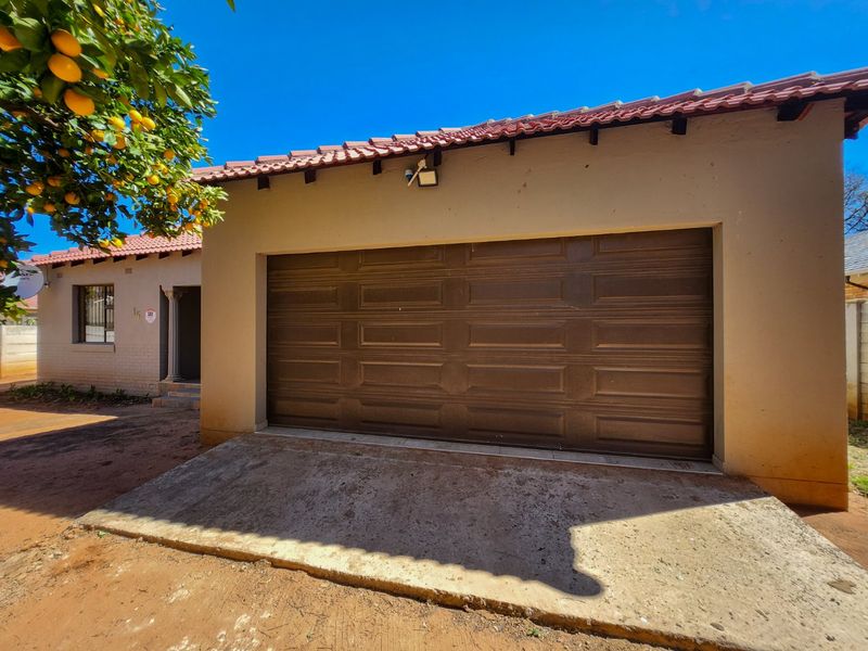 Spacious 3-Bedroom with 3 Garages in Stilfontein. - Photo 4