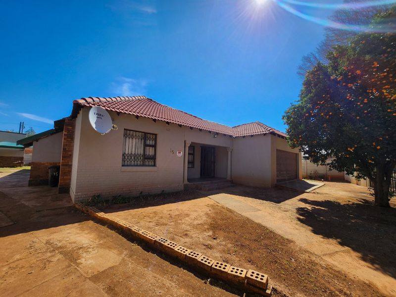 Spacious 3-Bedroom with 3 Garages in Stilfontein. - Photo 10