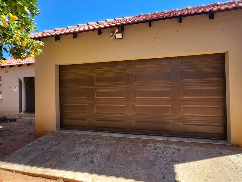 Spacious 3-Bedroom with 3 Garages in Stilfontein. - Photo 9