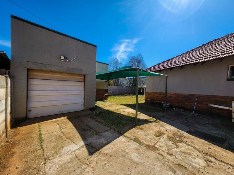 Spacious 3-Bedroom with 3 Garages in Stilfontein. - Photo 8