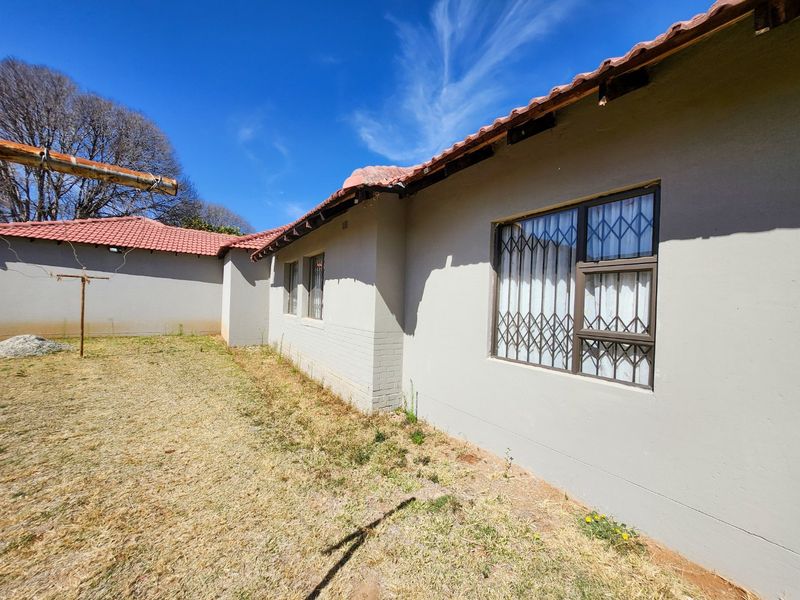 Spacious 3-Bedroom with 3 Garages in Stilfontein. - Photo 7