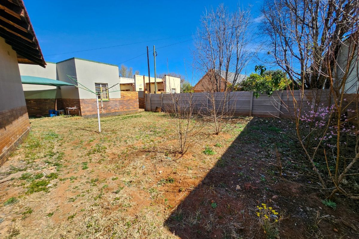 Spacious 3-Bedroom with 3 Garages in Stilfontein. - Photo 3