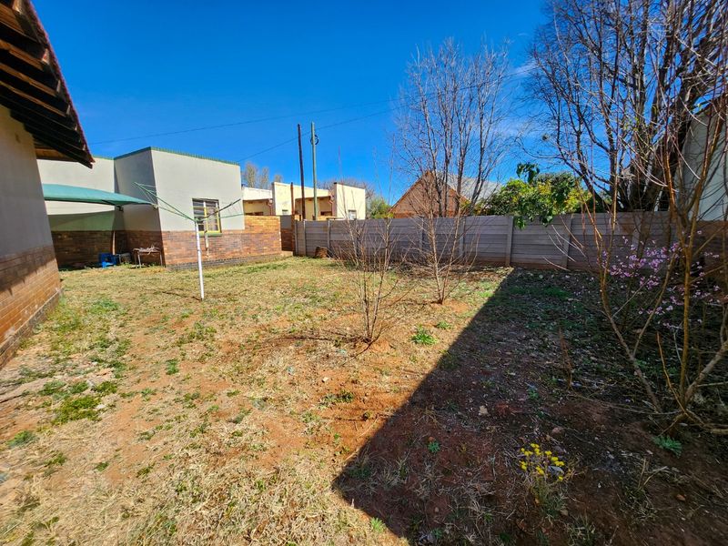 Spacious 3-Bedroom with 3 Garages in Stilfontein. - Photo 3
