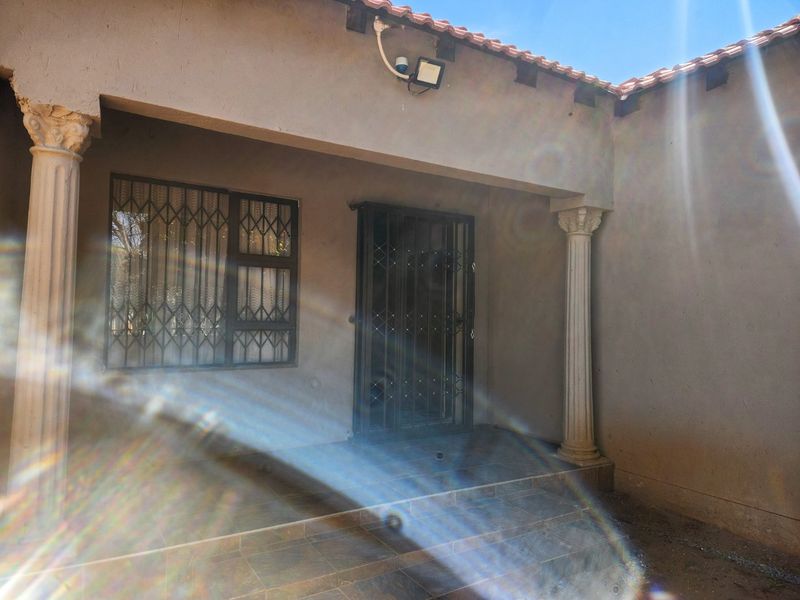 Spacious 3-Bedroom with 3 Garages in Stilfontein. - Photo 6