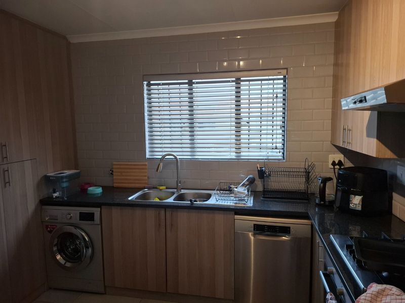 Modern 2 bedroom unit - Photo 2