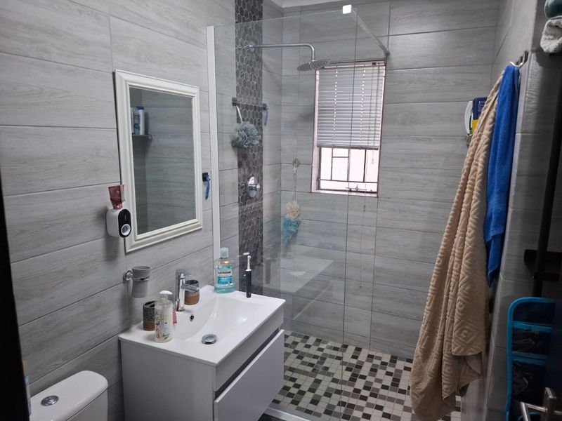 Modern 2 bedroom unit - Photo 9